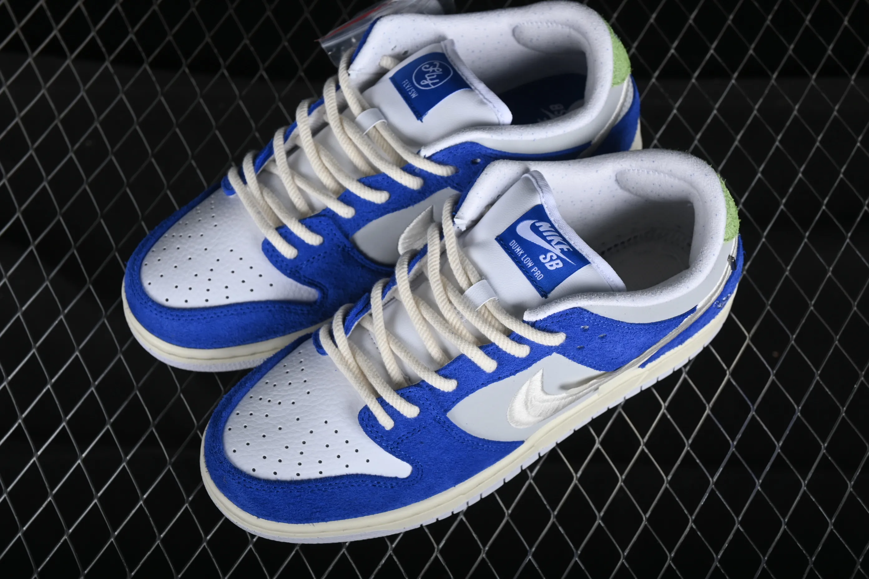 All categories Nk SB Dunk Series Nk SB Dunk Low low-top sneakers April Skateboards x Nk SB Dunk Low joint model Frozen Rose SB smashed backboard fashion casual sneakers FD2562-400